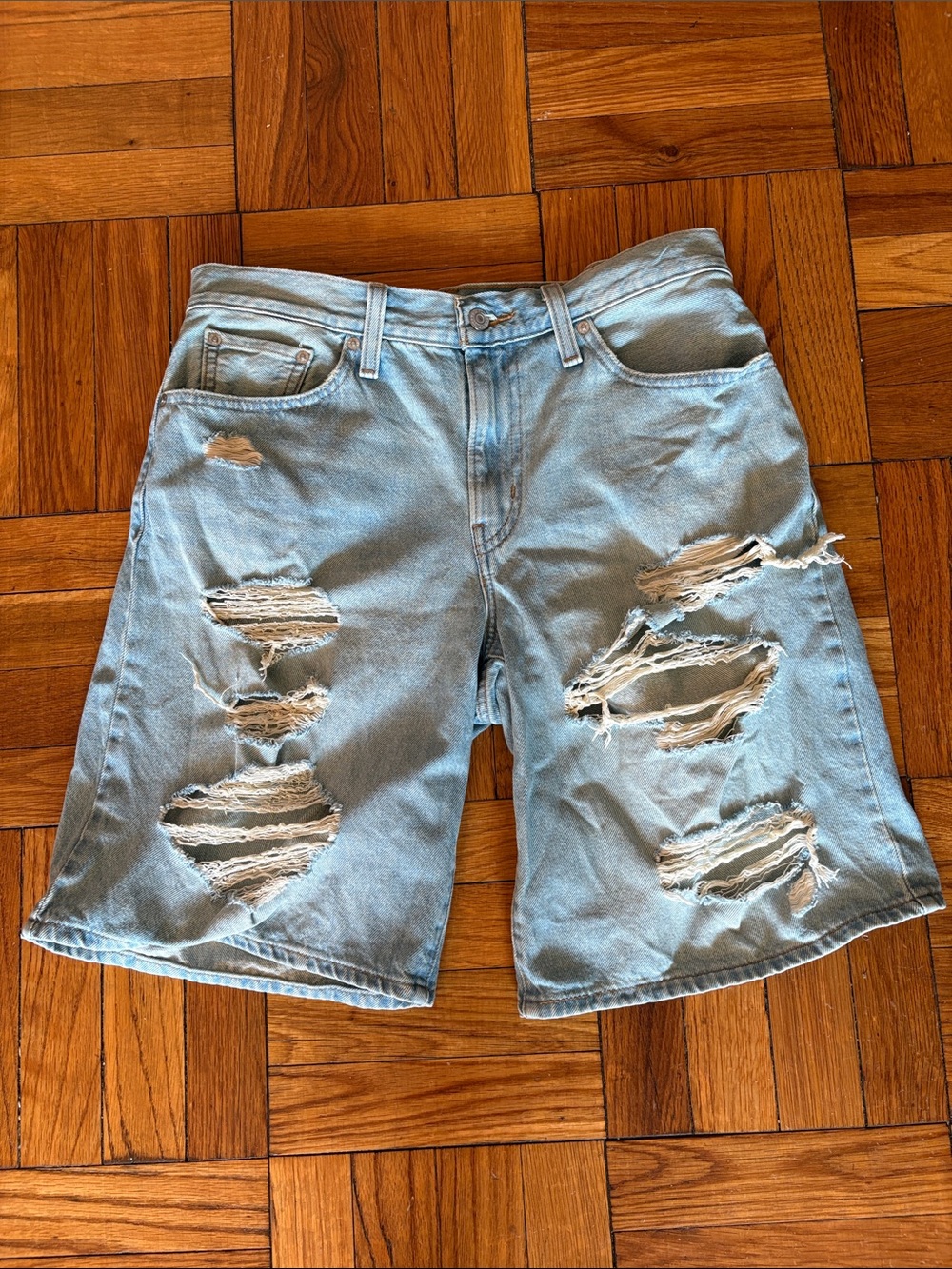 Levi’s Distressed Middy Jorts